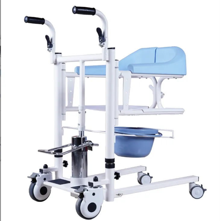 A betegek emelőszékét szállítják